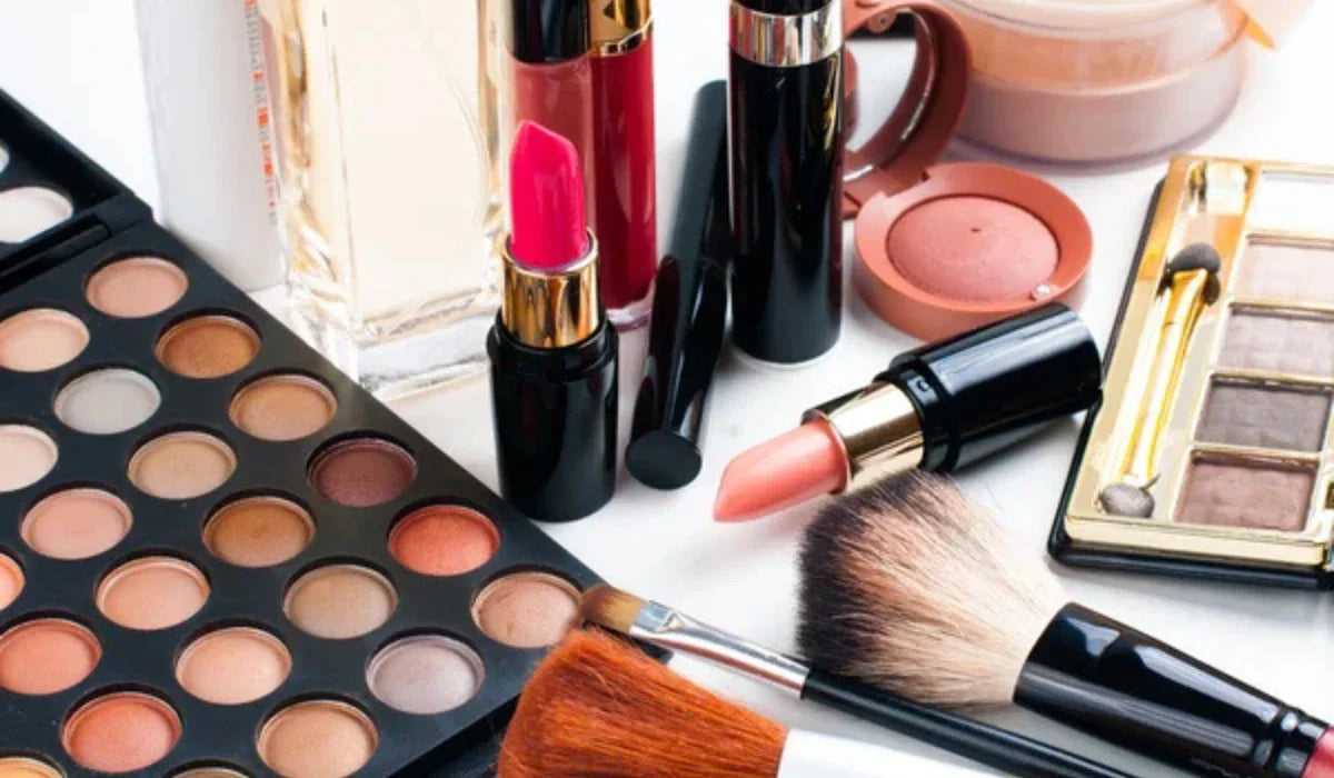 Must-have makeup accessories for everyday makeup routine including brushes, sponge, mirror, and beauty tools.