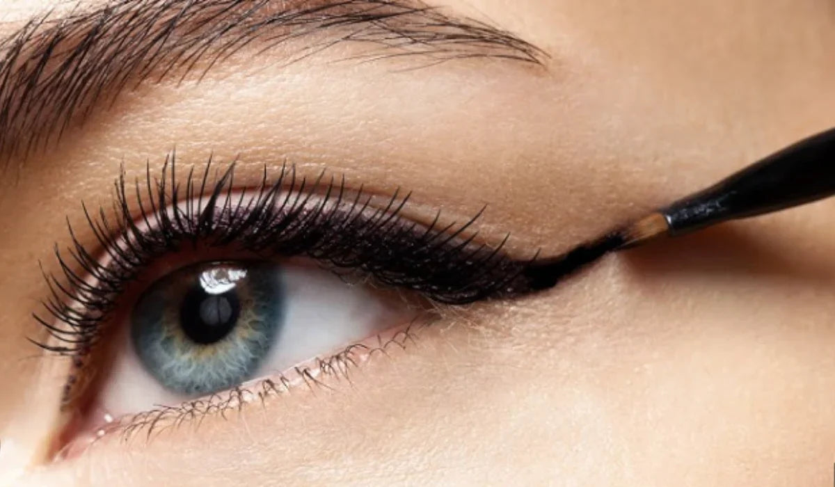 Different types of eyeliner including pencil, gel, liquid and pen eyeliner for beginners guide 2026