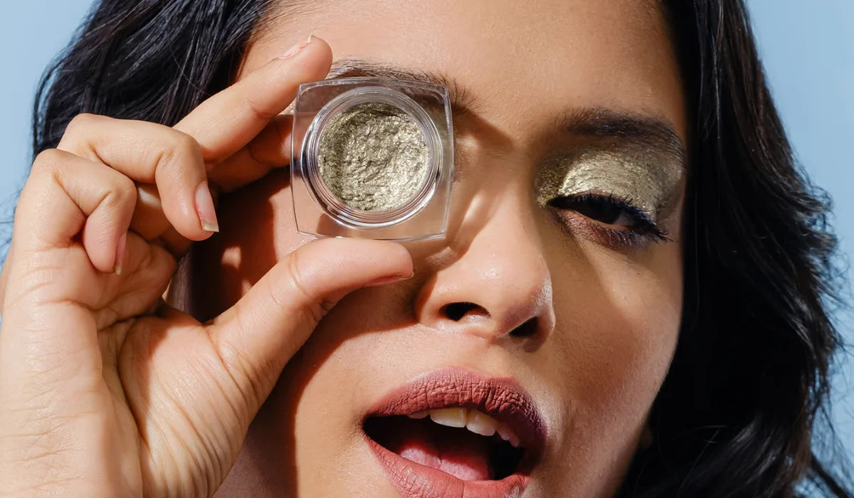 Different eyeshadow makeup formulas showing powder, cream, liquid, and stick eyeshadows for eye makeup looks.